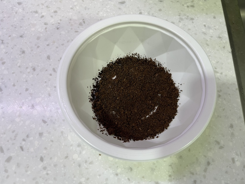 건조된 커피찌꺼기 퍼트리기